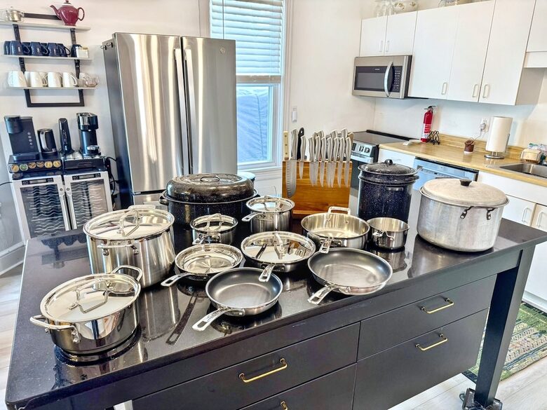 Updated Waterfront Victorian 4BR, 7 Bed- The Pearl - Colonial Beach, Virginia