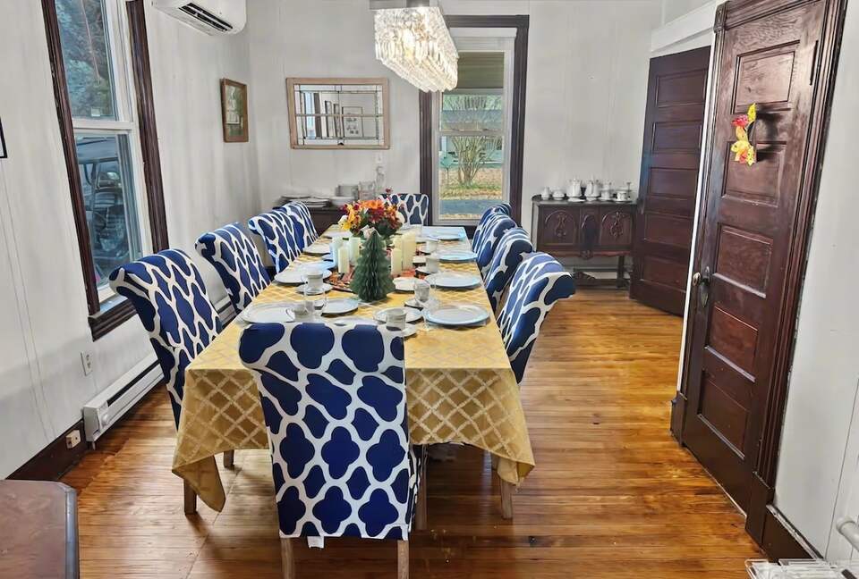 Updated Waterfront Victorian 4BR, 7 Bed- The Pearl - Colonial Beach, Virginia