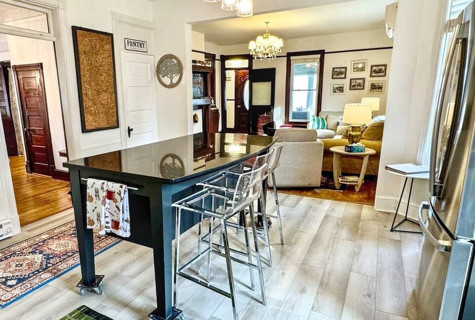 Updated Waterfront Victorian 4BR, 7 Bed- The Pearl - Colonial Beach, Virginia