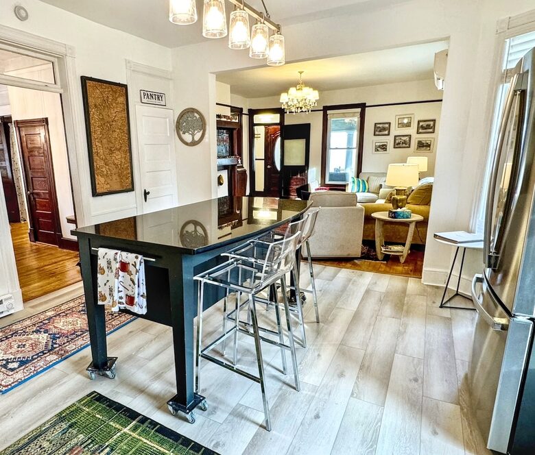 Updated Waterfront Victorian 4BR, 7 Bed- The Pearl - Colonial Beach, Virginia