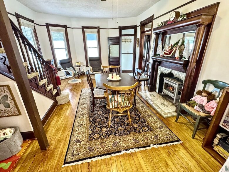 Updated Waterfront Victorian 4BR, 7 Bed- The Pearl - Colonial Beach, Virginia