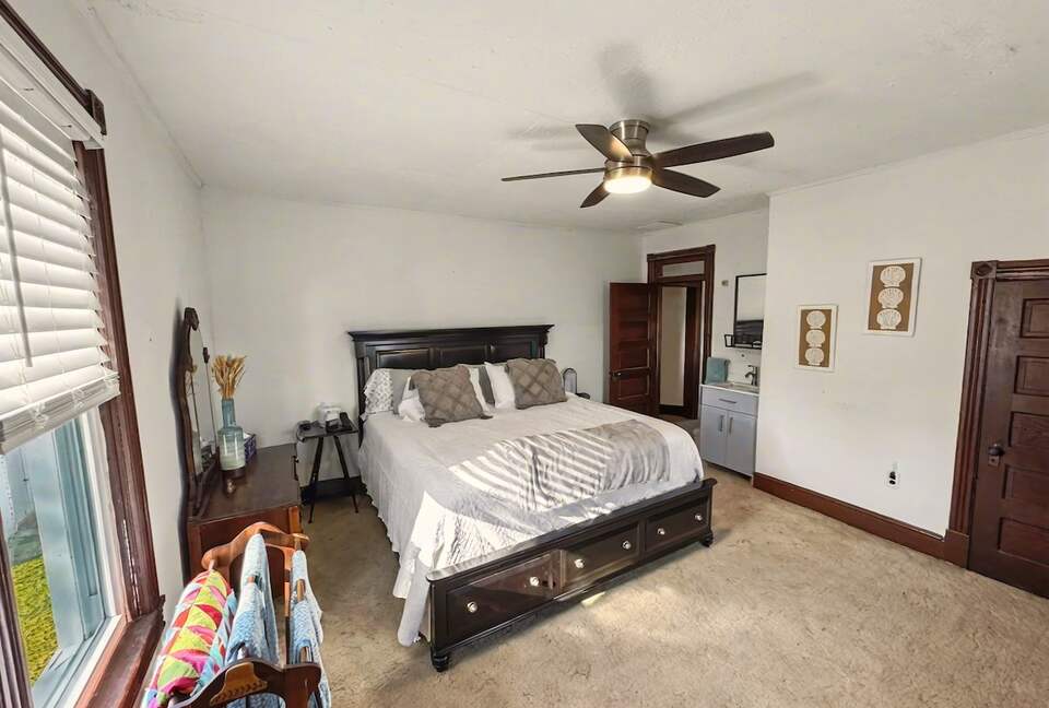 Updated Waterfront Victorian 4BR, 7 Bed- The Pearl - Colonial Beach, Virginia