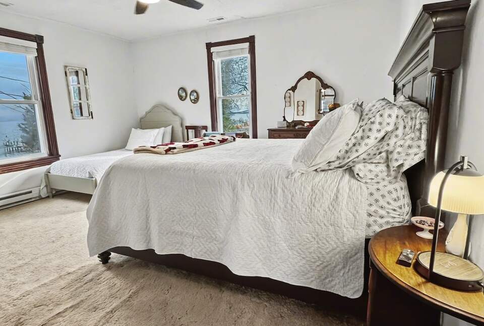 Updated Waterfront Victorian 4BR, 7 Bed- The Pearl - Colonial Beach, Virginia