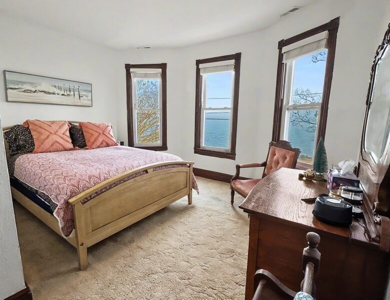 Updated Waterfront Victorian 4BR, 7 Bed- The Pearl - Colonial Beach, Virginia