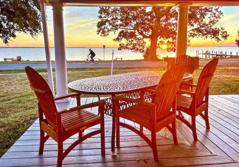 Updated Waterfront Victorian 4BR, 7 Bed- The Pearl - Colonial Beach, Virginia