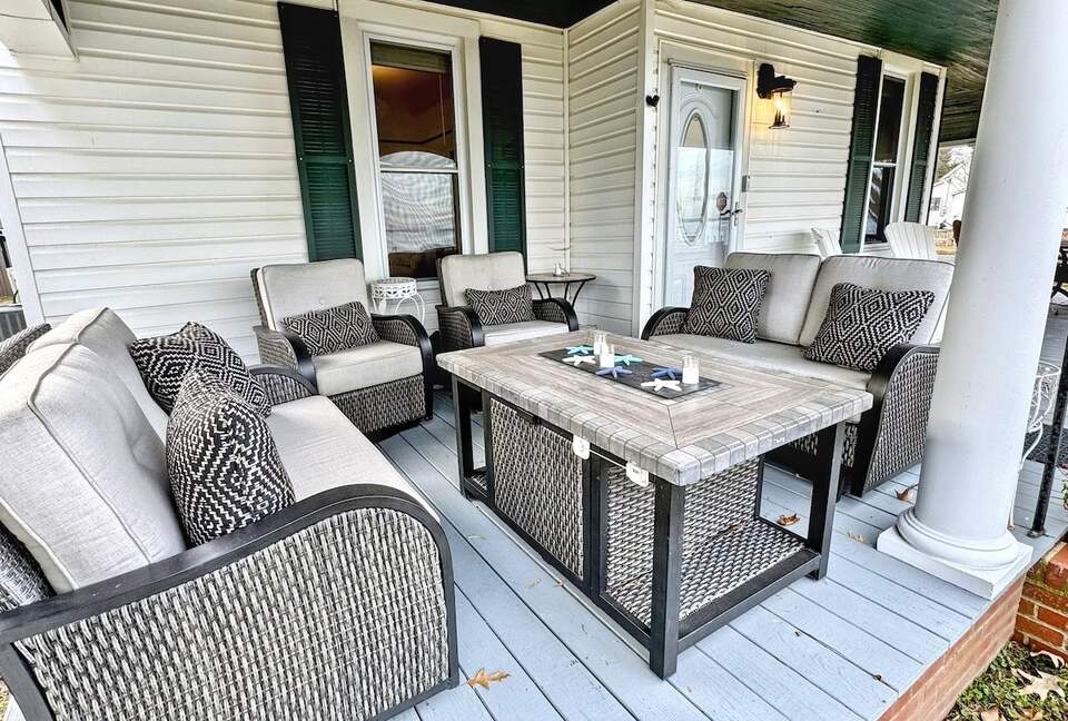 Updated Waterfront Victorian 4BR, 7 Bed- The Pearl - Colonial Beach, Virginia