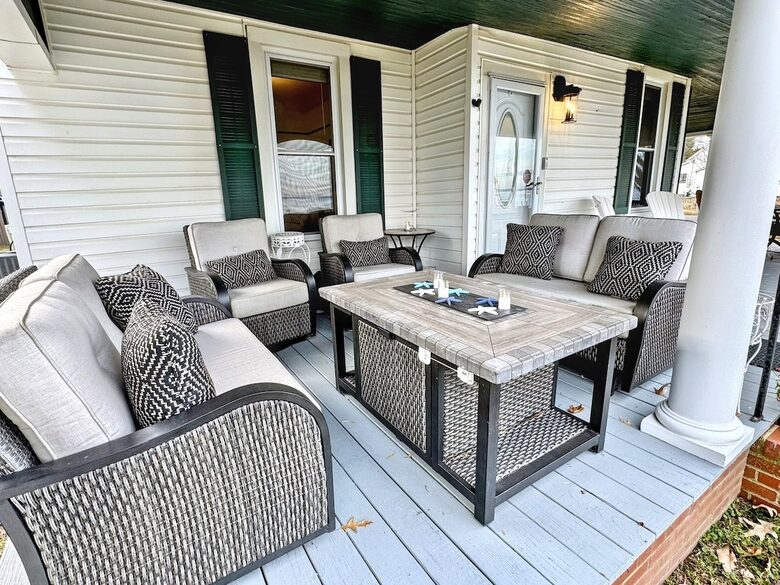 Updated Waterfront Victorian 4BR, 7 Bed- The Pearl - Colonial Beach, Virginia