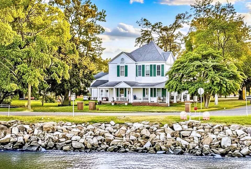 Updated Waterfront Victorian 4BR, 7 Bed- The Pearl - Colonial Beach, Virginia