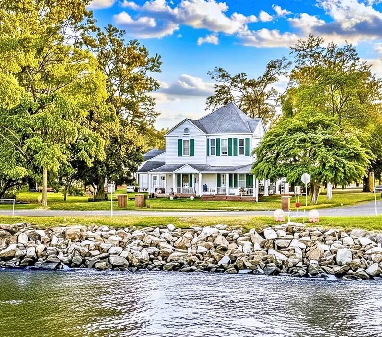 Updated Waterfront Victorian 4BR, 7 Bed- The Pearl - Colonial Beach, Virginia