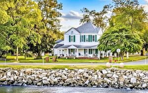 Updated Waterfront Victorian 4BR, 7 Bed- The Pearl - Colonial Beach, Virginia