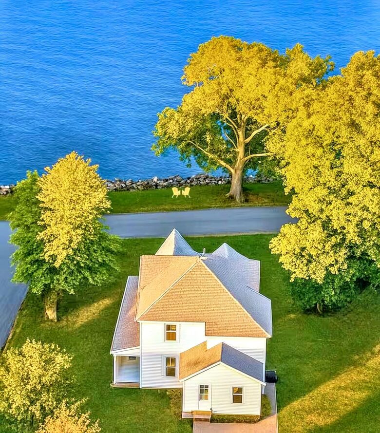 Updated Waterfront Victorian 4BR, 7 Bed- The Pearl - Colonial Beach, Virginia