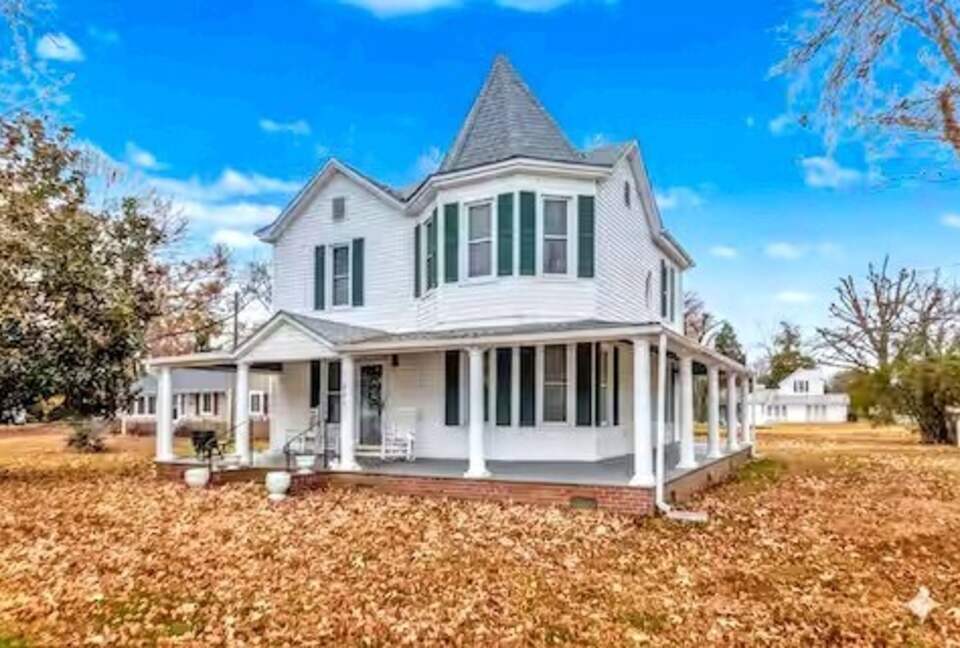 Updated Waterfront Victorian 4BR, 7 Bed- The Pearl - Colonial Beach, Virginia