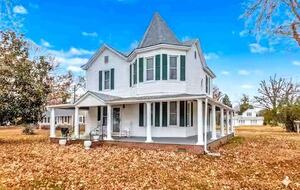 Updated Waterfront Victorian 4BR, 7 Bed- The Pearl - Colonial Beach, Virginia