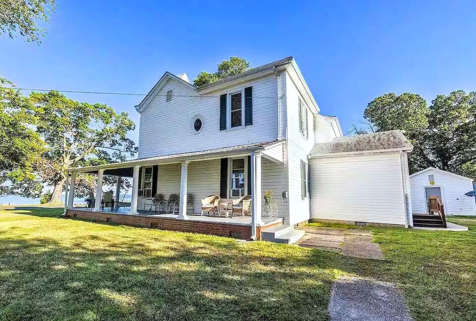 Updated Waterfront Victorian 4BR, 7 Bed- The Pearl - Colonial Beach, Virginia