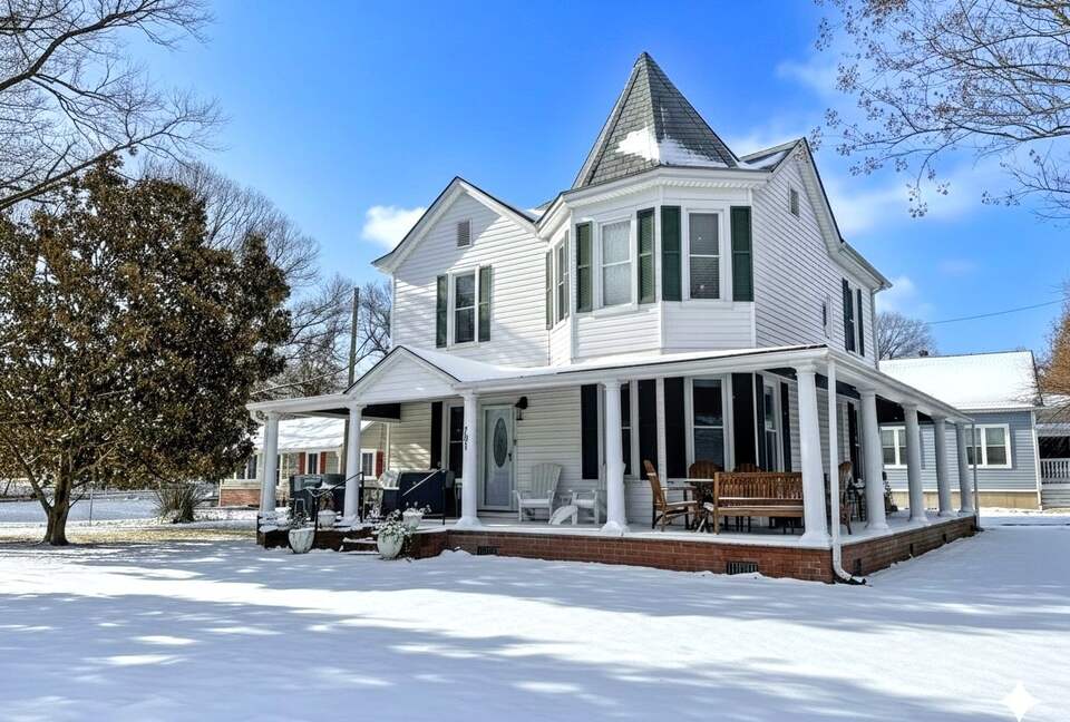 Updated Waterfront Victorian 4BR, 7 Bed- The Pearl - Colonial Beach, Virginia