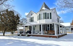 Updated Waterfront Victorian 4BR, 7 Bed- The Pearl - Colonial Beach, Virginia