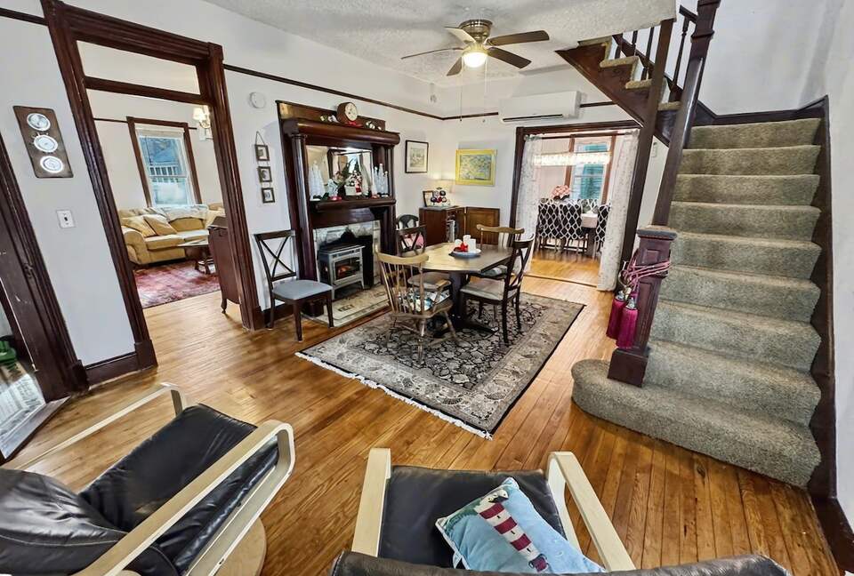 Updated Waterfront Victorian 4BR, 7 Bed- The Pearl - Colonial Beach, Virginia