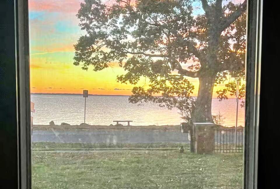 Updated Waterfront Victorian 4BR, 7 Bed- The Pearl - Colonial Beach, Virginia