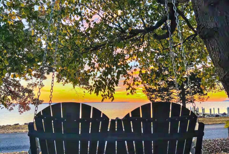 Updated Waterfront Victorian 4BR, 7 Bed- The Pearl - Colonial Beach, Virginia