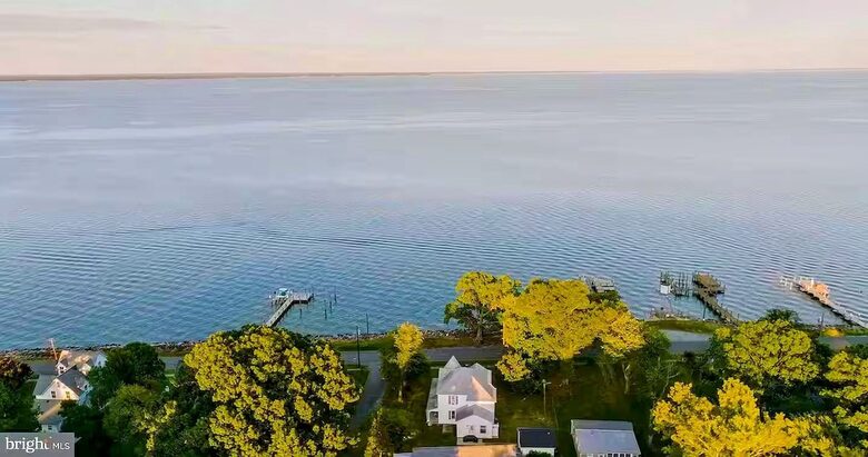 Updated Waterfront Victorian 4BR, 7 Bed- The Pearl - Colonial Beach, Virginia