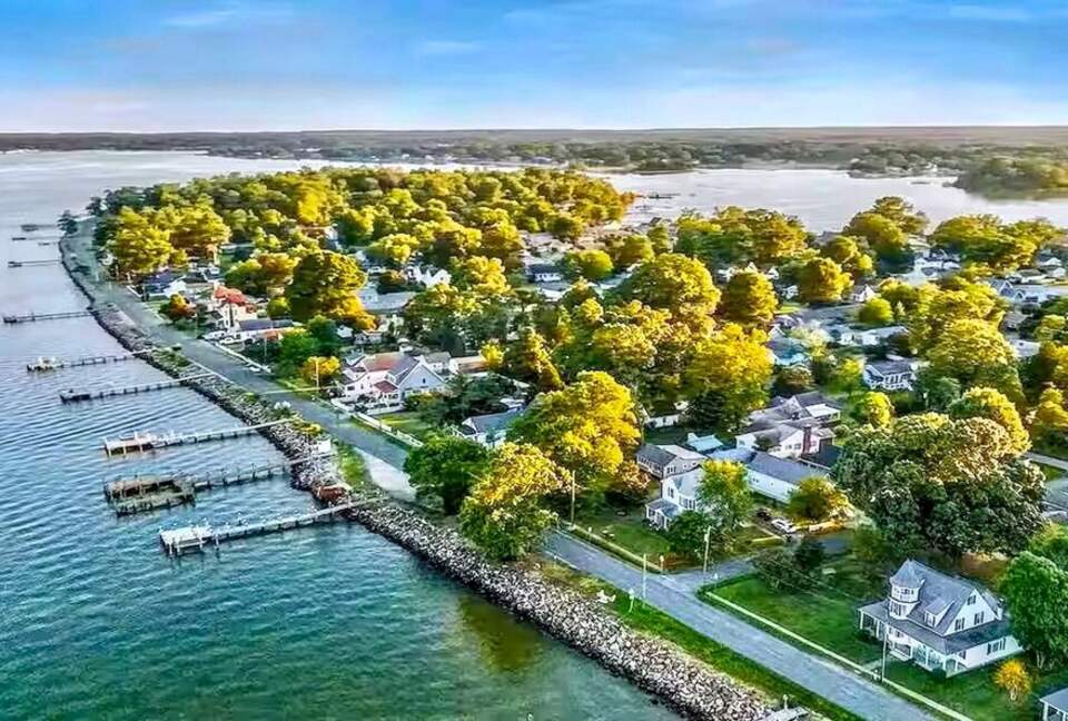 Updated Waterfront Victorian 4BR, 7 Bed- The Pearl - Colonial Beach, Virginia