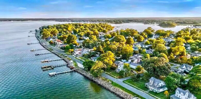 Updated Waterfront Victorian 4BR, 7 Bed- The Pearl - Colonial Beach, Virginia