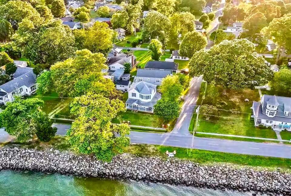 Updated Waterfront Victorian 4BR, 7 Bed- The Pearl - Colonial Beach, Virginia