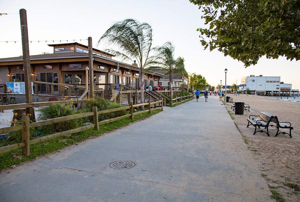 Updated Waterfront Victorian 4BR, 7 Bed- The Pearl - Colonial Beach, Virginia