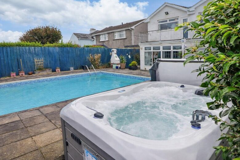 Stylish Coastal Escape Surrounded by Nature - Milford Haven, United Kingdom