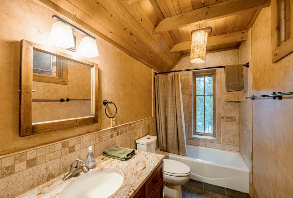 Magical Anam Cara Cabin on Lake Medora - Copper Harbor, Michigan