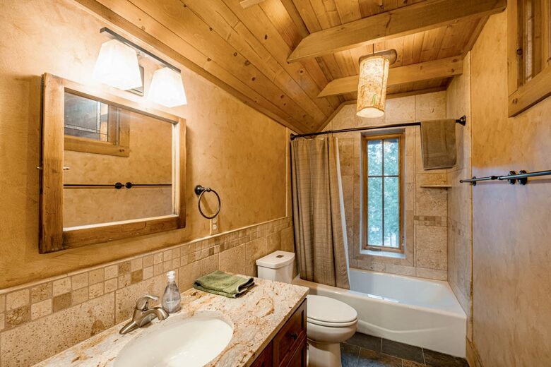 Magical Anam Cara Cabin on Lake Medora - Copper Harbor, Michigan