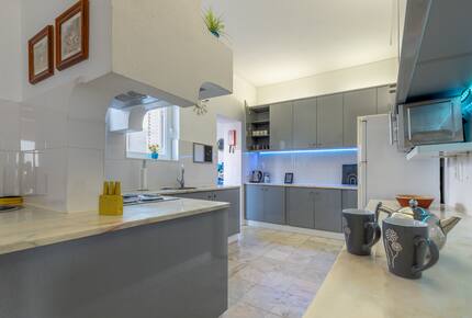 1930s Oceanview Villa Steps from Praia da Rocha - Praia da Rocha, Portugal