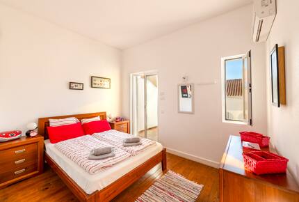 Happy room 3 (in front of bathroom with bathtub, shower, toilets),