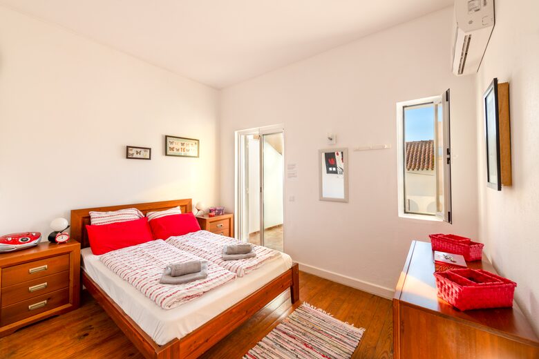 Happy room 3 (in front of bathroom with bathtub, shower, toilets),