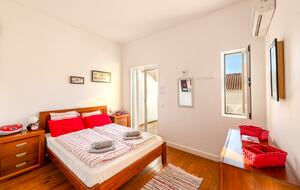 Happy room 3 (in front of bathroom with bathtub, shower, toilets),