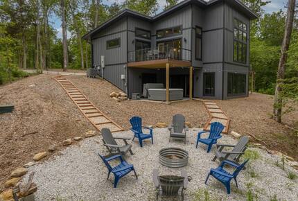 The Curated Treehouse | Private Hot Tub with Trail & Resort Access - Innsbrook, Missouri