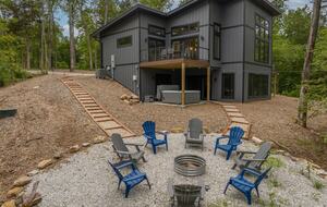 The Curated Treehouse | Private Hot Tub with Trail & Resort Access - Innsbrook, Missouri