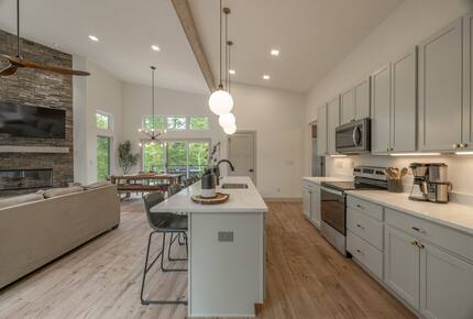 The Curated Treehouse | Private Hot Tub with Trail & Resort Access - Innsbrook, Missouri