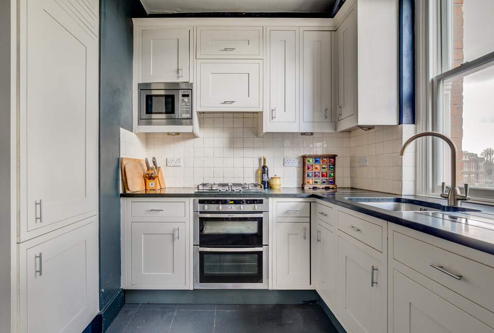 Elegant South Kensington Escape Above the Gardens - London, United Kingdom