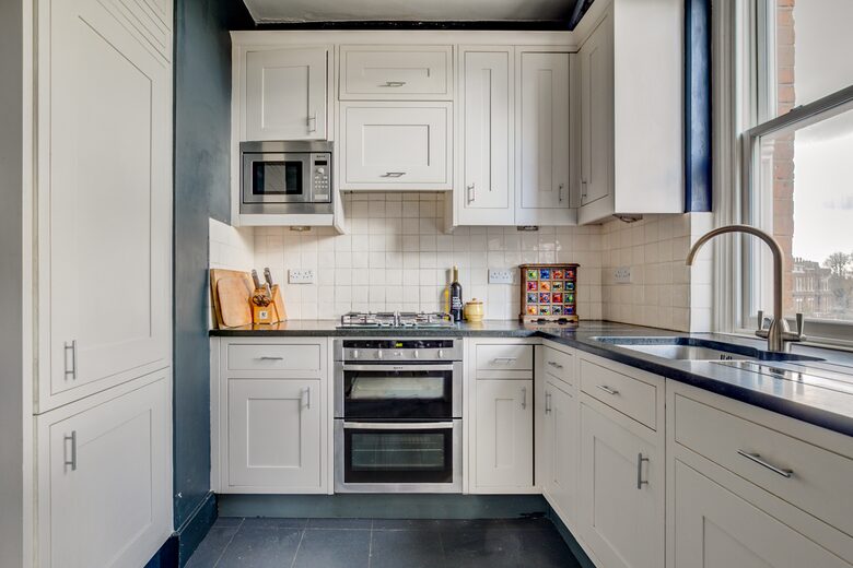 Elegant South Kensington Escape Above the Gardens - London, United Kingdom