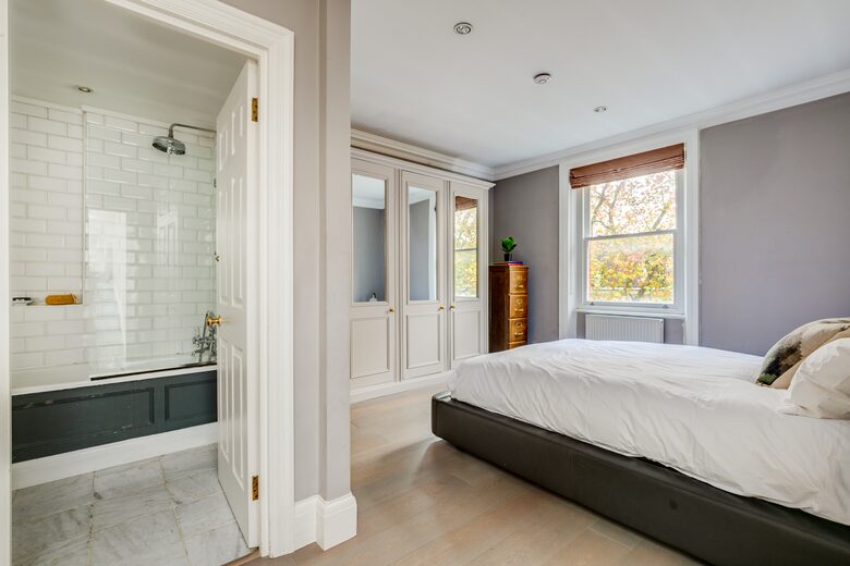 Elegant South Kensington Escape Above the Gardens - London, United Kingdom