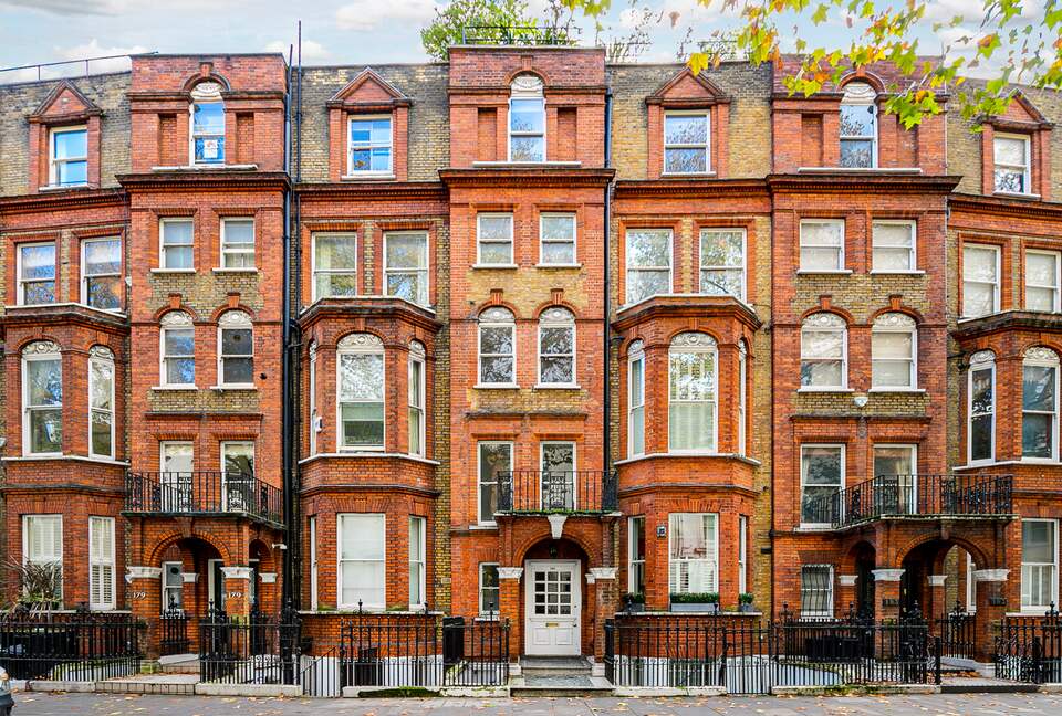 Elegant South Kensington Escape Above the Gardens - London, United Kingdom