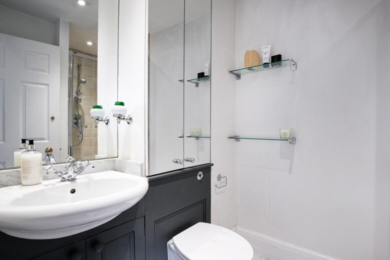 Elegant South Kensington Escape Above the Gardens - London, United Kingdom