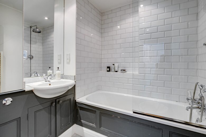 Elegant South Kensington Escape Above the Gardens - London, United Kingdom