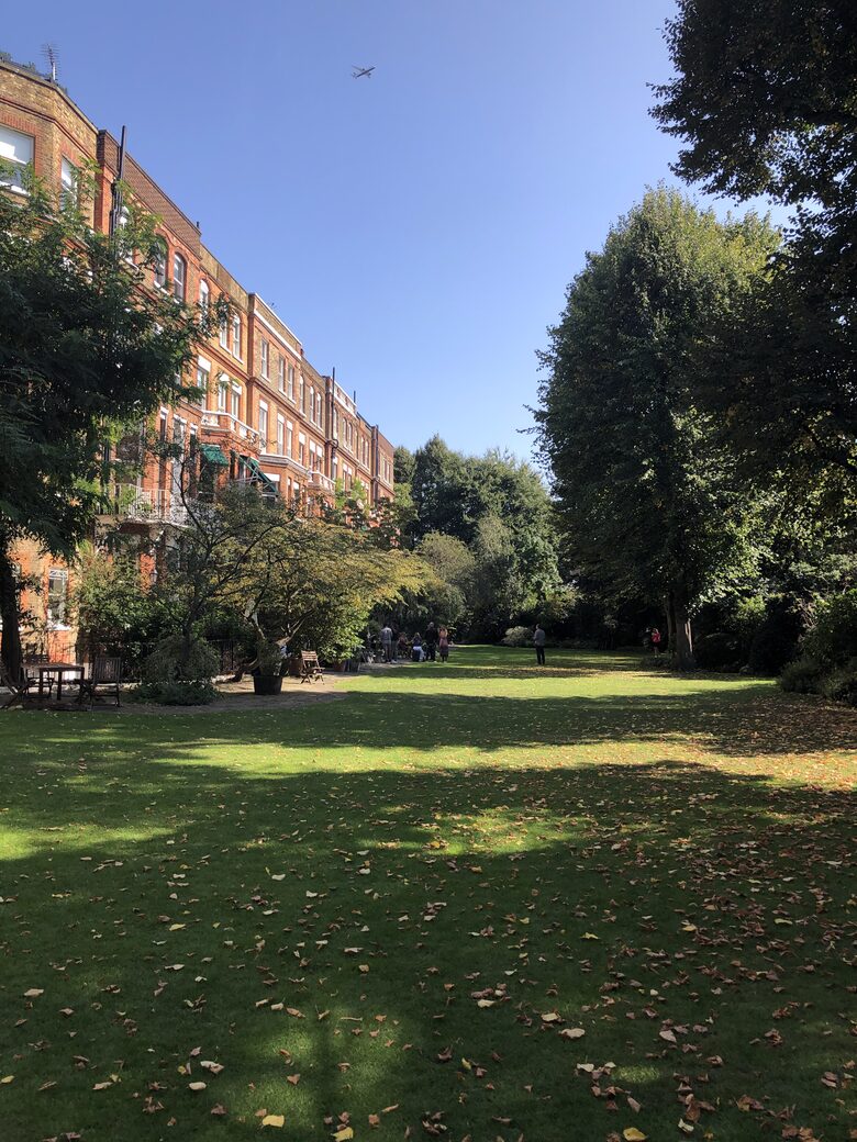 Elegant South Kensington Escape Above the Gardens - London, United Kingdom