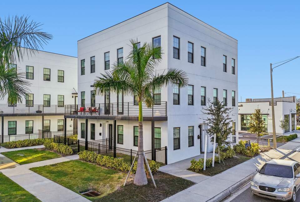 Warehouse Arts District Industrial Chic Townhome - St. Petersburg, Florida