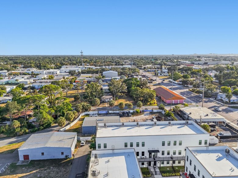 Warehouse Arts District Industrial Chic Townhome - St. Petersburg, Florida