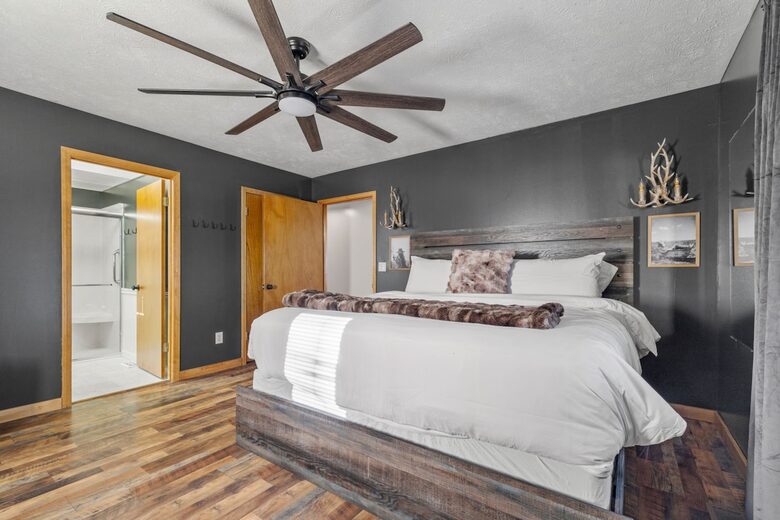 Hilltop Ozark Retreat with Panoramic Sunset Views - Theodosia, Missouri