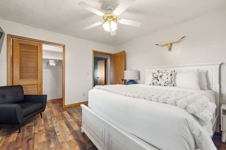 Hilltop Ozark Retreat with Panoramic Sunset Views - Theodosia, Missouri