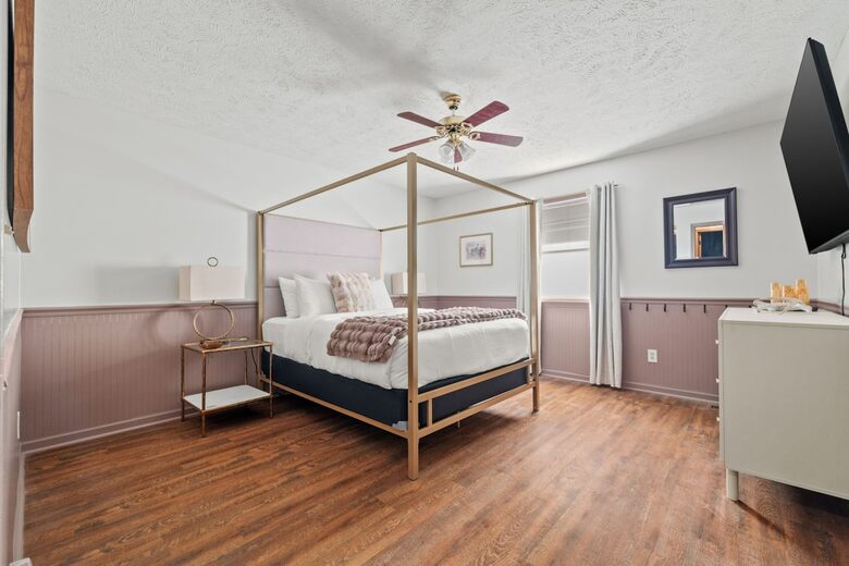 Hilltop Ozark Retreat with Panoramic Sunset Views - Theodosia, Missouri